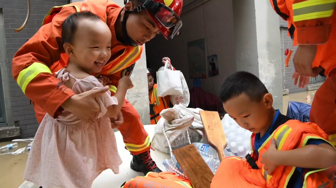 7月22日9时20分，江西消防救援人员接到命令，郑州市阜外华中心血管病医院有大量病人及医护人员被困，急需转移救助。九江、抚州、景德镇支队205名消防员，携带皮划艇、冲锋舟等装备前往救援。