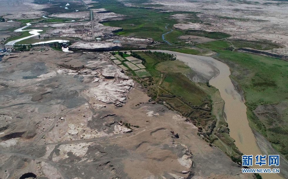 这是瓜州境内的疏勒河（2021年7月5日摄，无人机照片）。新华社记者 刘诗平 摄