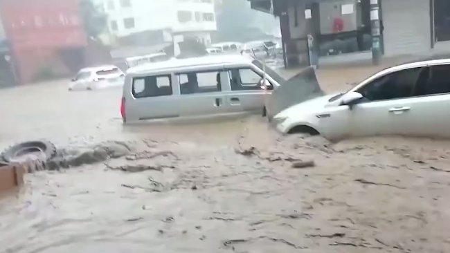直击河南多地暴雨：洪水淹没小镇 火车被困16小时