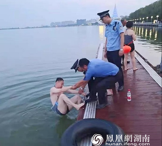 执法人员将夜游者规劝上岸