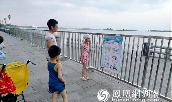 景管处设置防溺宣传牌