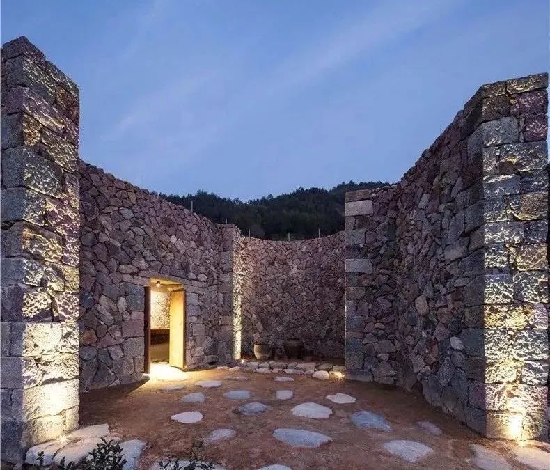 浙江山里，他们用150000块石头重建古村，神仙都想来隐居