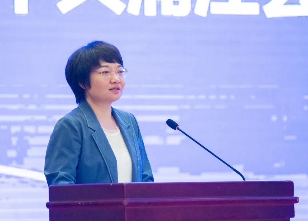 县委书记俞佩芬代表县四套班子对企业家们选择浦江,投资浦江表示诚挚