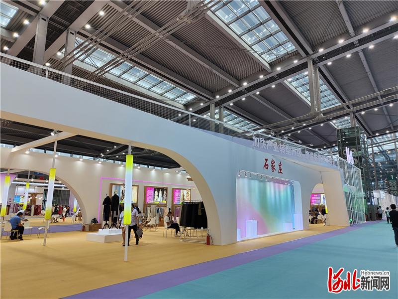 第二十二届中国（深圳）国际品牌服装服饰交易会在深圳开幕，河北近百家服装企业亮相。 河北日报记者米彦泽摄