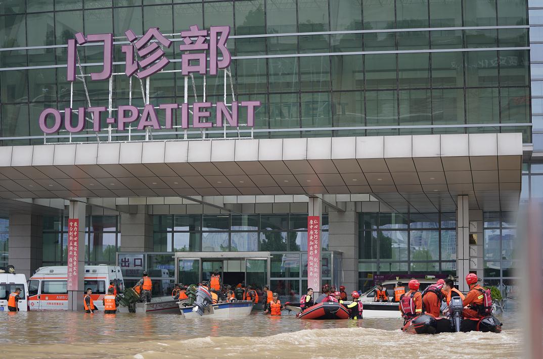 向“雨”而行！ 暴雨来袭他们第一时间冲到现场