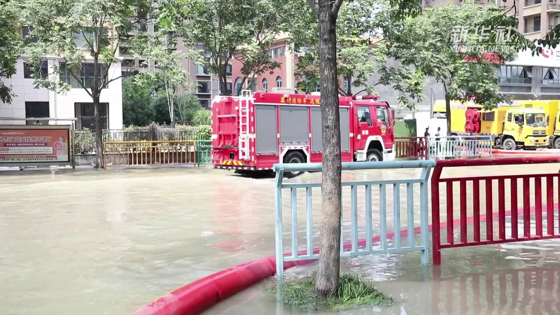 关注河南强降雨｜小区排涝还群众洁净生活环境