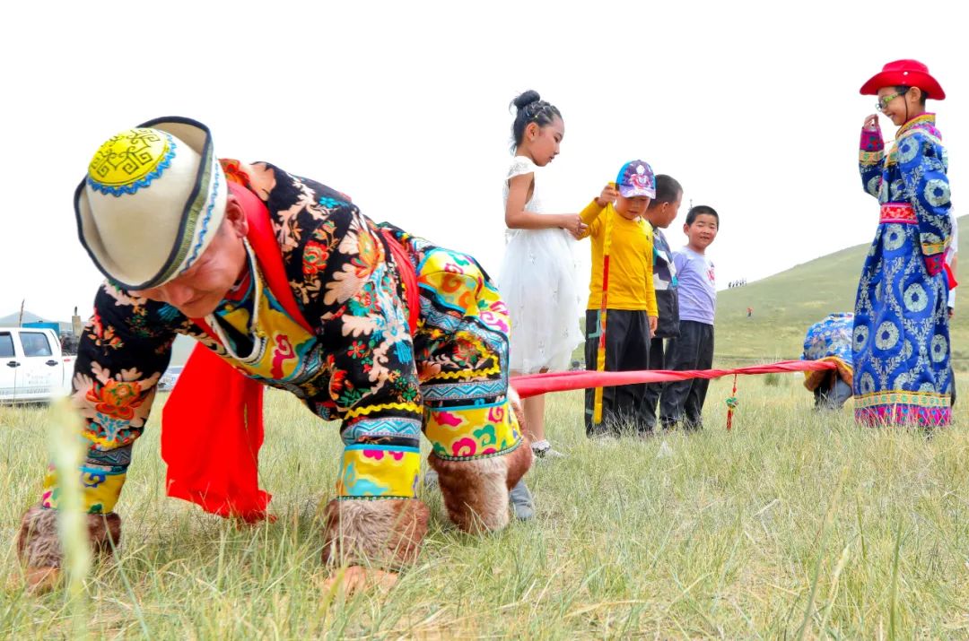 张掖肃南裕固族自治县大河乡大滩村草原牧民们在进行民族传统体育项目