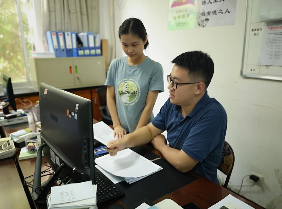 赣州经开区职称办工作人员在向企业申报人就职称申报政策进行解读