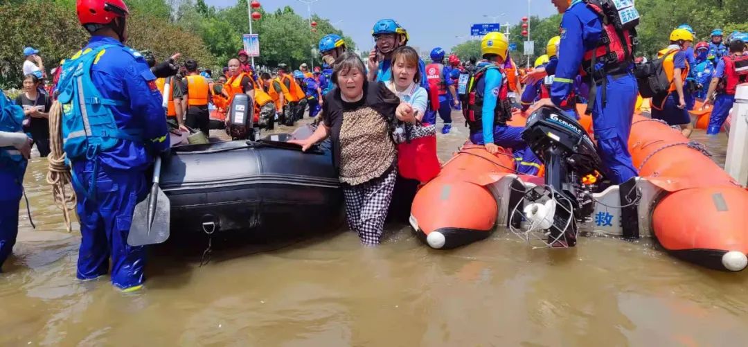 救援队转移卫辉受困群众