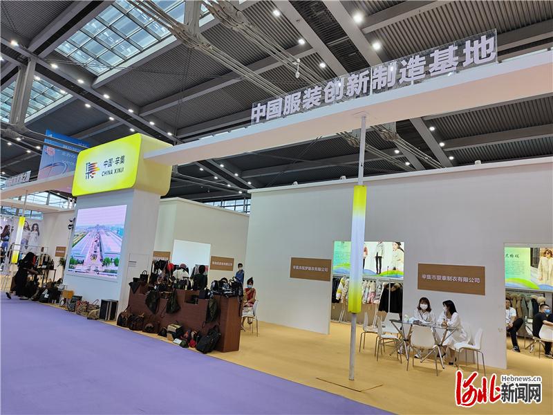 第二十二届中国（深圳）国际品牌服装服饰交易会在深圳开幕，河北近百家服装企业亮相。 河北日报记者米彦泽摄