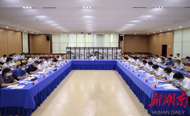 7月28日下午，省委书记、省人大常委会主任许达哲在省应对新冠肺炎疫情联防联控机制召开会议，检查调度疫情防控工作。湖南日报&middot;新湖南客户端记者 赵持 摄