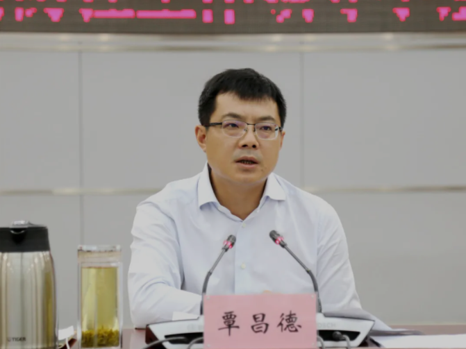 云阳县委书记,县疫情防控工作领导小组组长覃昌德出席会议并讲话.