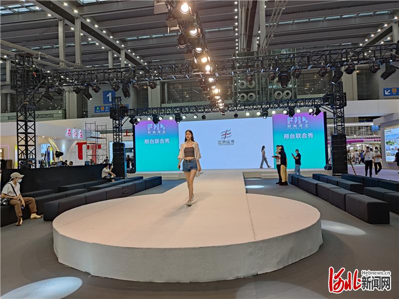 第二十二届中国（深圳）国际品牌服装服饰交易会在深圳开幕，河北近百家服装企业亮相。 河北日报记者米彦泽摄