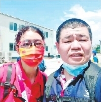 本报特派记者张琳与张秀云（左）合影留念。