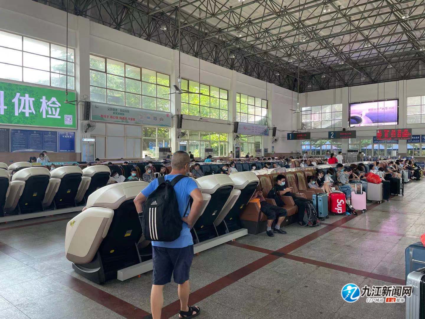 九江火车站候车室空调故障网友直呼热得受不了