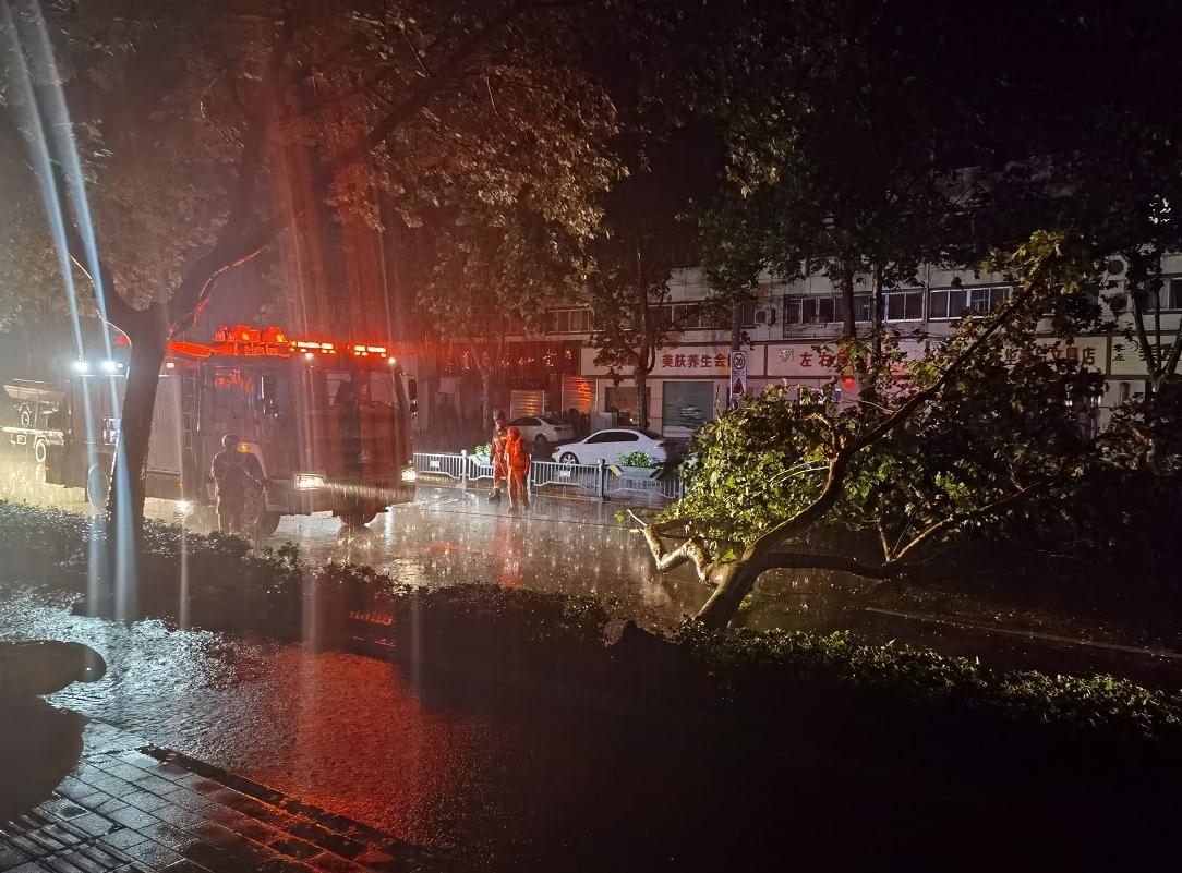 向“雨”而行！ 暴雨来袭他们第一时间冲到现场