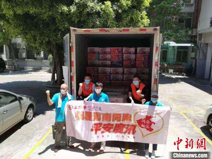 香港工联会首批支援河南汛情救援物资从广州送出 郭军 摄