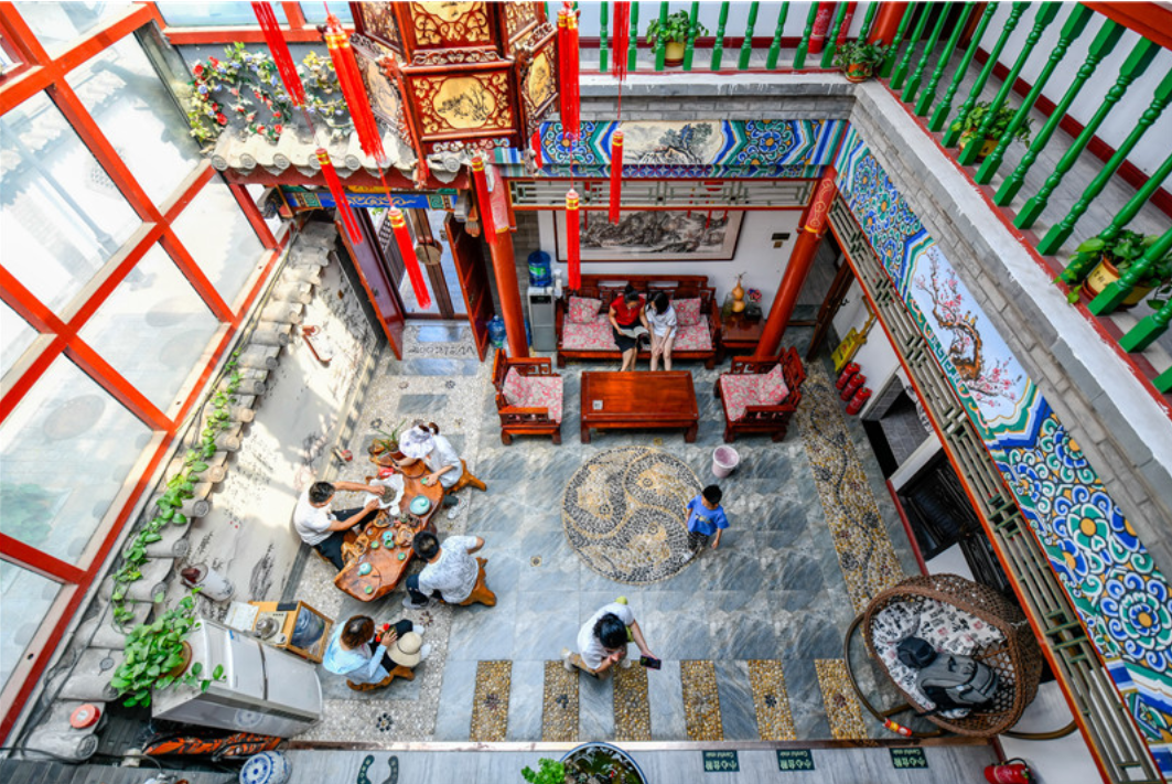7月24日,游客在河北省滦州市滦州古城旅游景区一家民宿旅馆内休闲.