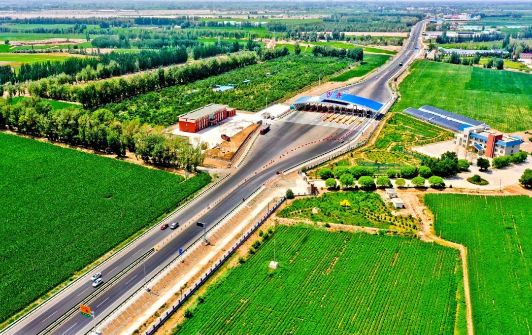 2021年7月22日，张掖甘州区沙井镇境内的国道312线安全通畅。（无人机航拍）