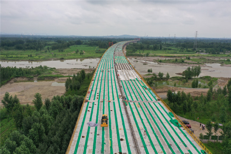 7月22日,工程车辆在河北省迁安市境内的京秦高速公路遵秦段b2标段滦河