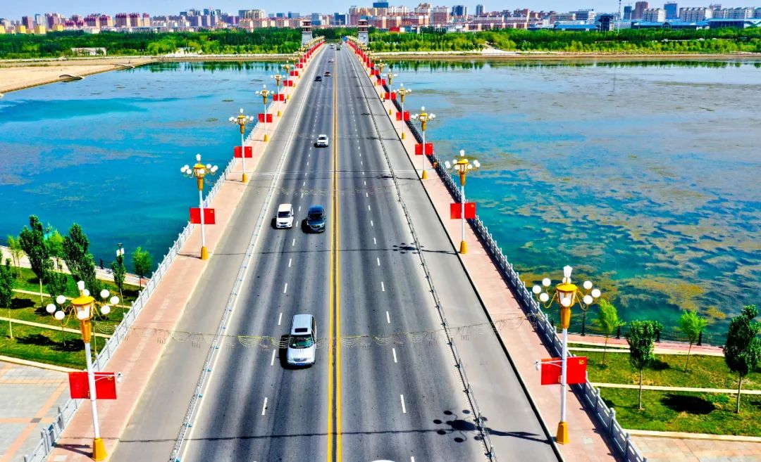 2021年7月22日，张掖甘州区滨河新区出城口的黑河大桥成为连接城乡的主要通道之一。（无人机航拍）