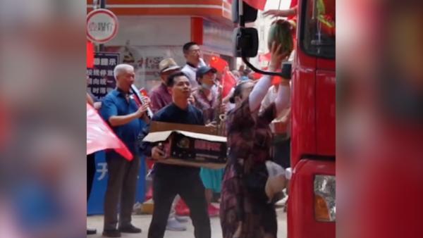 这波“投喂”很硬核！郑州市民追车感谢消防员