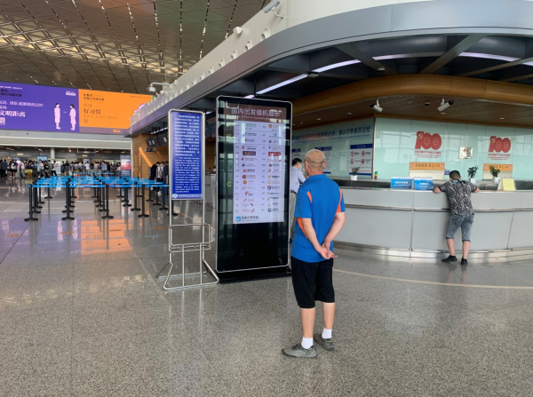 长春机场完善航站楼内标识 确保旅客顺畅出行