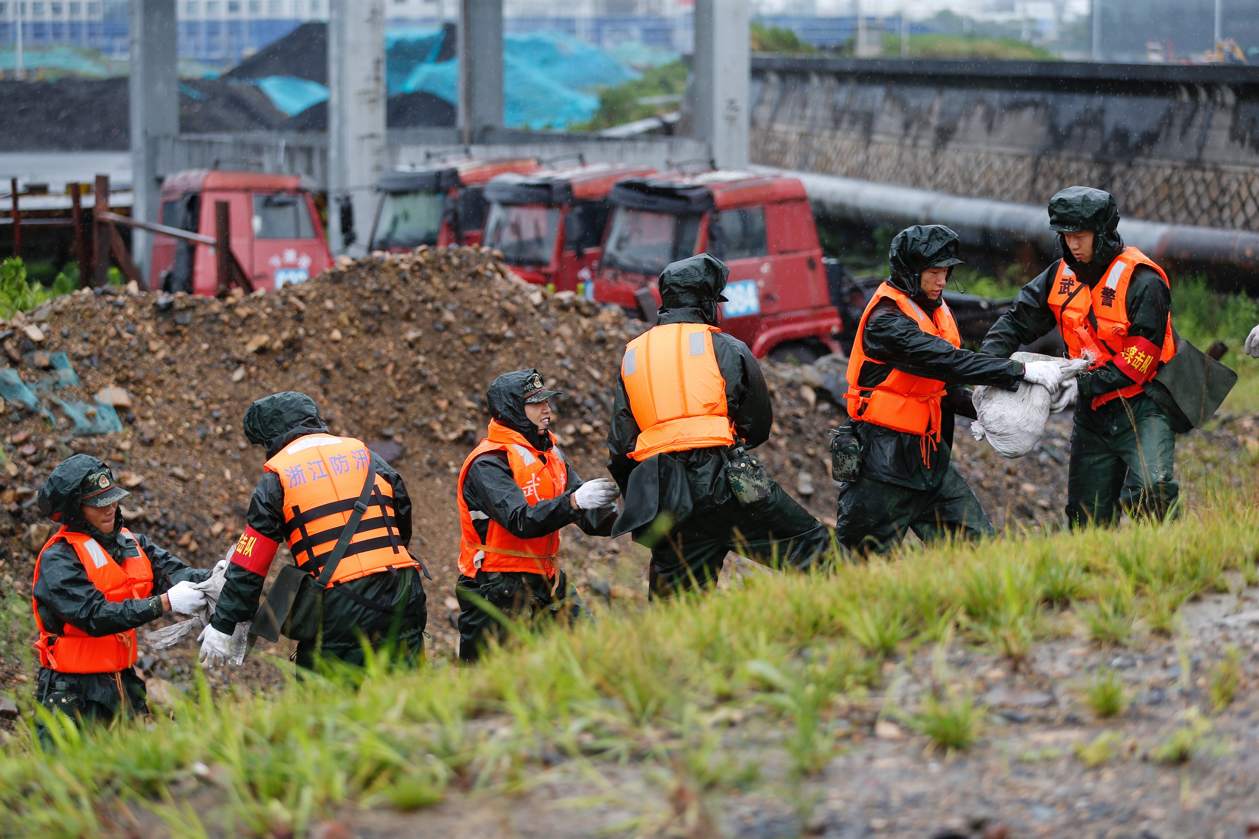 抗台防汛进行时  武警嘉兴支队党员奋勇当先锋