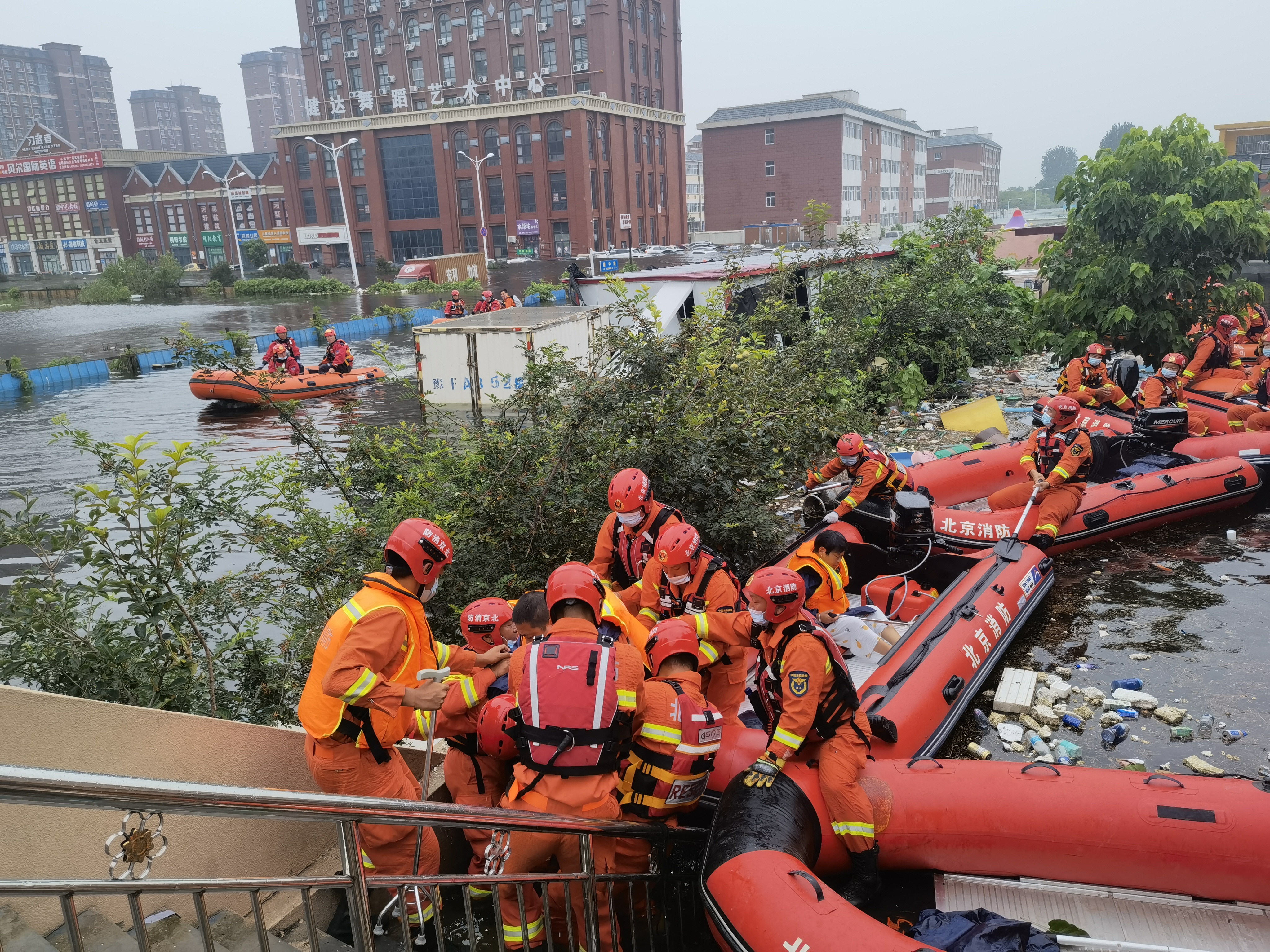 洪水浸泡河南卫辉一养老院,北京消防持续救援5小时转移26人
