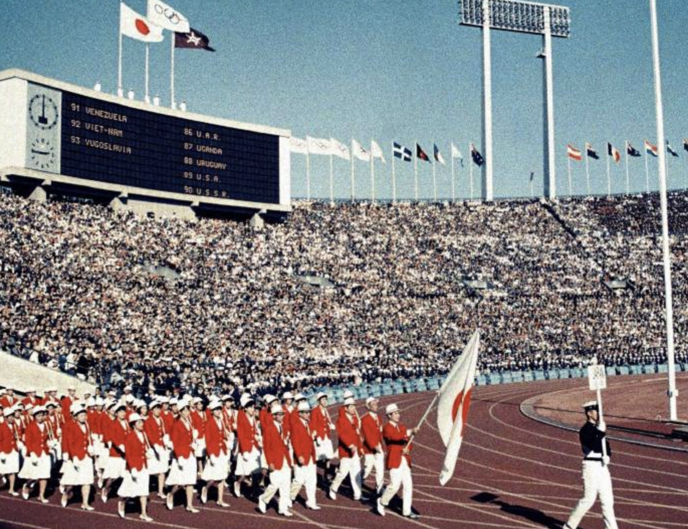 1964 年10 月10 日，东京奥运会开幕式。