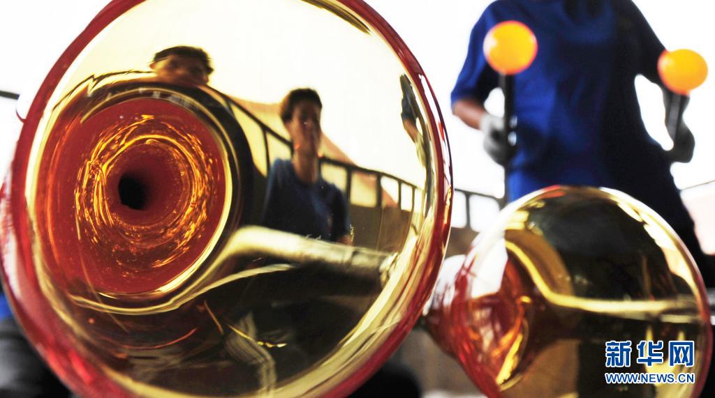 7月28日,在河北省沧州市南皮县一家工艺玻璃制品企业车间,工人在制作工艺玻璃制品。