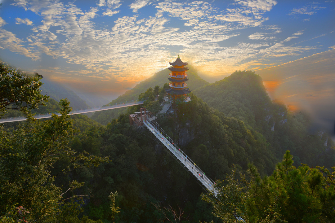 举办了2021年商洛旅游避暑季系列活动--"夏季去哪里-相约22℃的商洛"