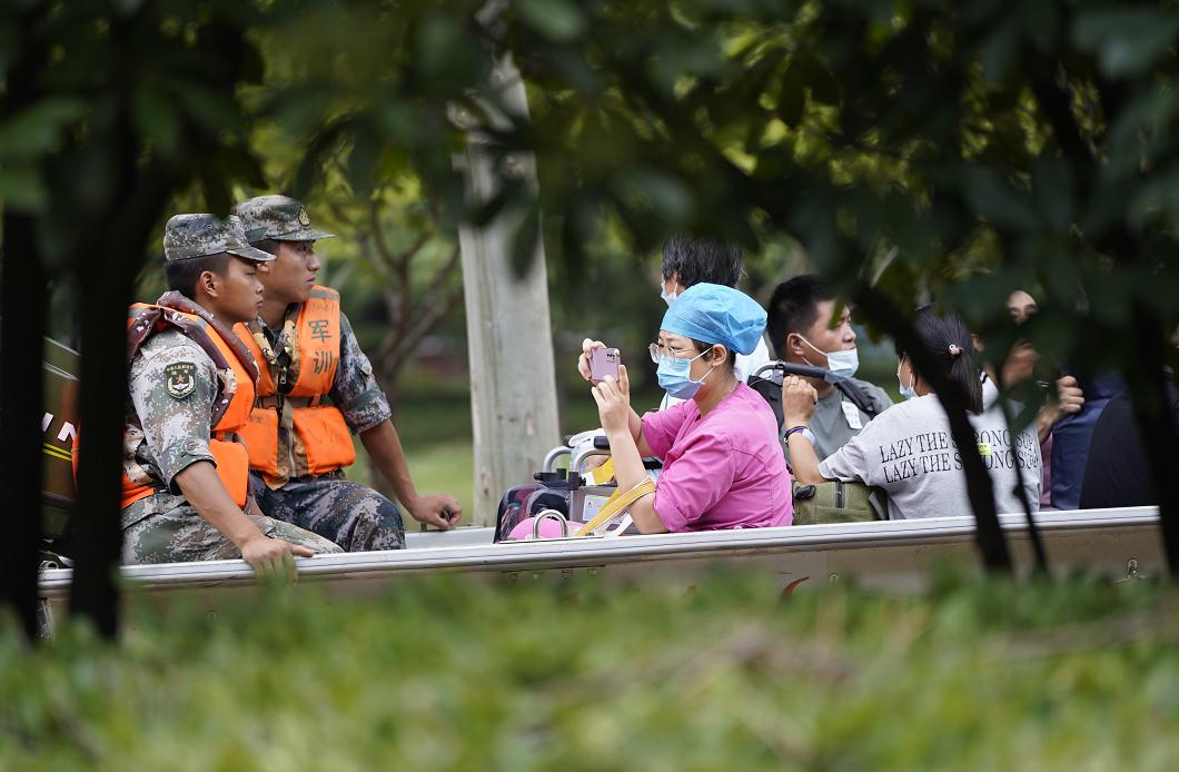 向“雨”而行！ 暴雨来袭他们第一时间冲到现场