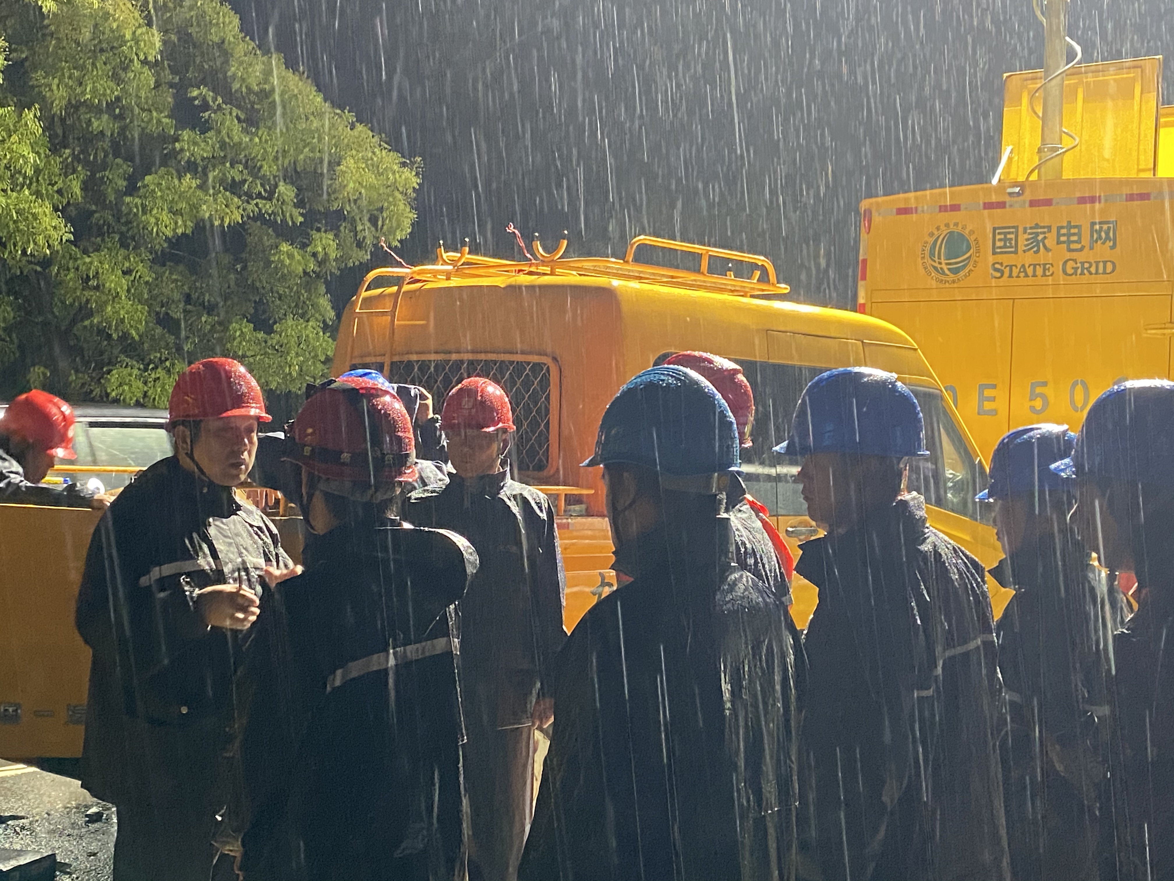 宁海电力铁军连夜驰援抢修争分夺秒恢复洞桥供电