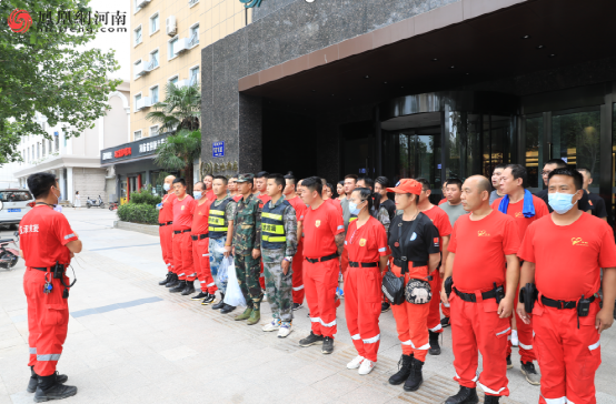 （29日下午，救援队队员在酒店门口列队准备前往救援现场 文健/摄）