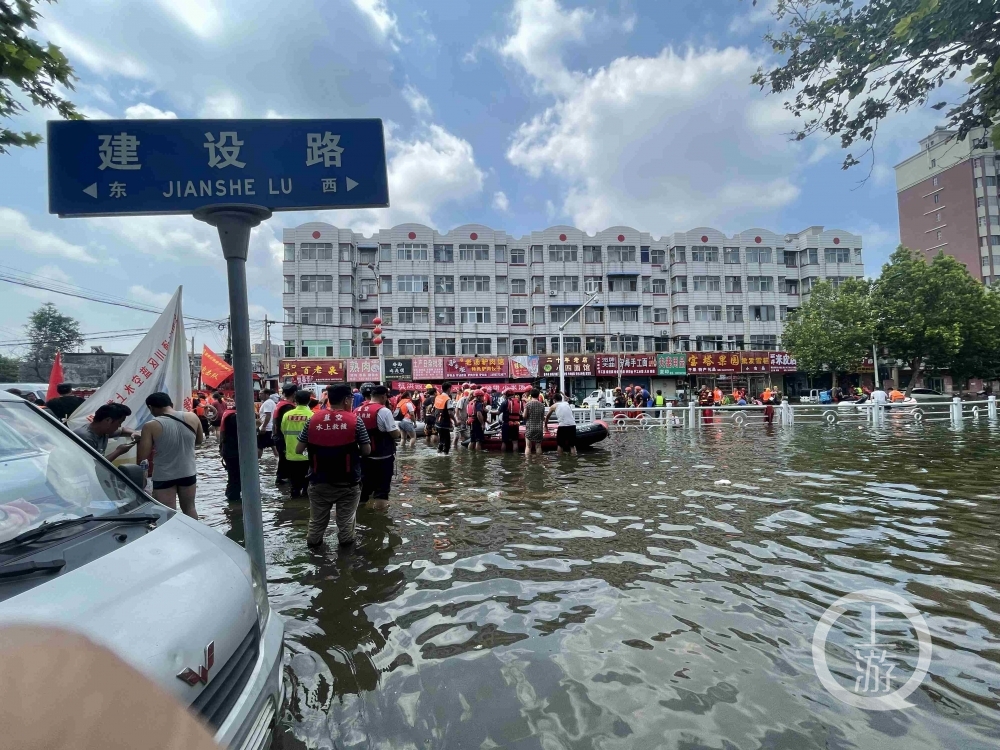 ▲7月26日上午，河南新乡卫辉市区洪水未退反涨。摄影/上游新闻记者 牛泰