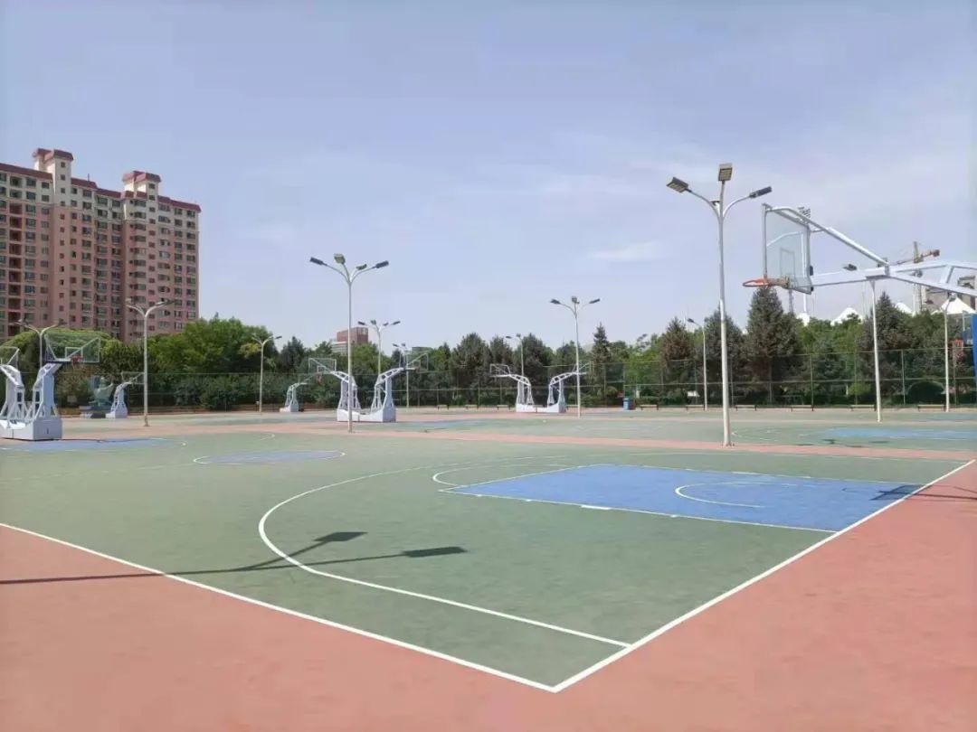 △改造前和改造后的露天篮球场对比