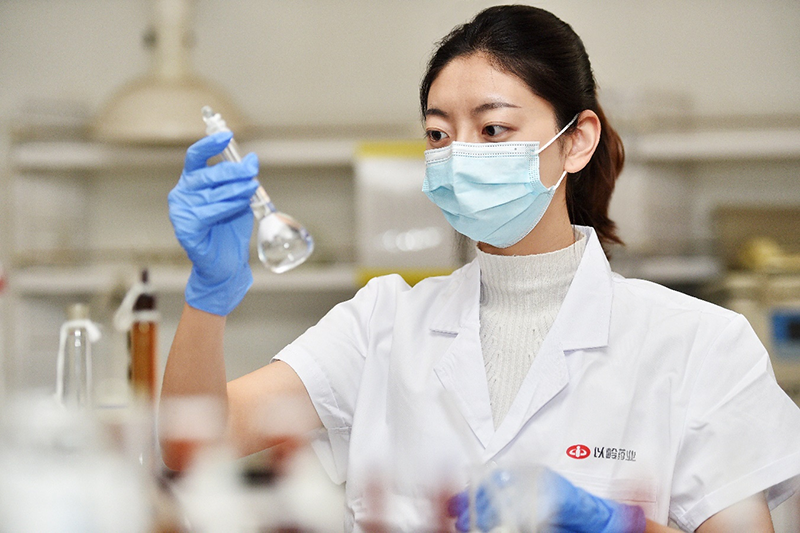 科研人员正在做实验.