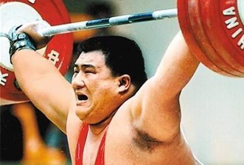 手握60多枚金牌，退役却只能当保安？他去世后妻女现状也凄惨 - Vimarsana News