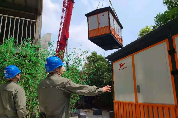 现场进行临时箱变吊装作业