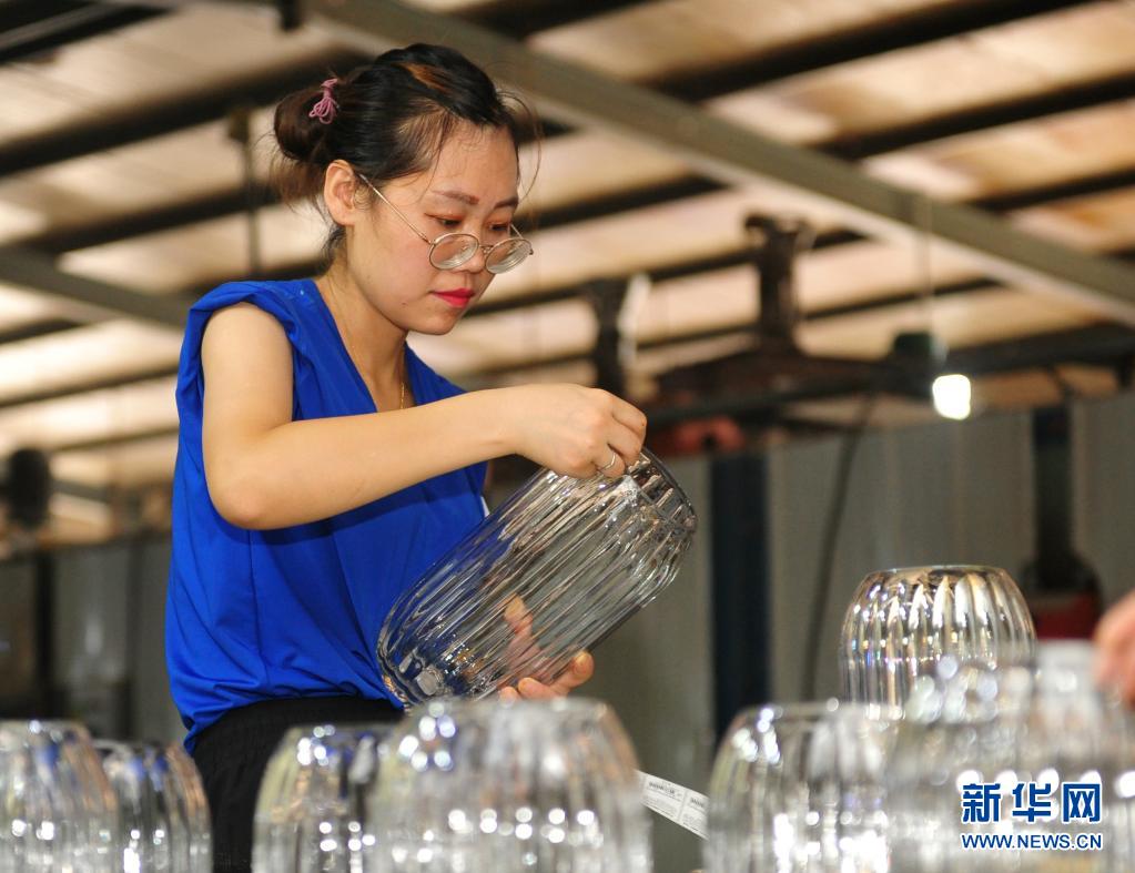 7月28日,在河北省沧州市南皮县一家工艺玻璃制品企业车间,工人在检查产品质量。