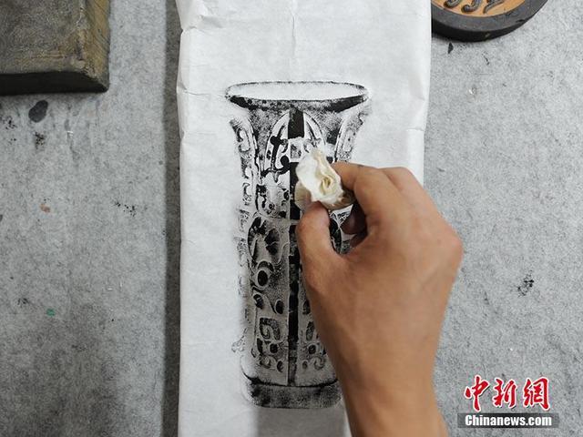 魏飒正在对古砖进行拓印。刘栋 摄