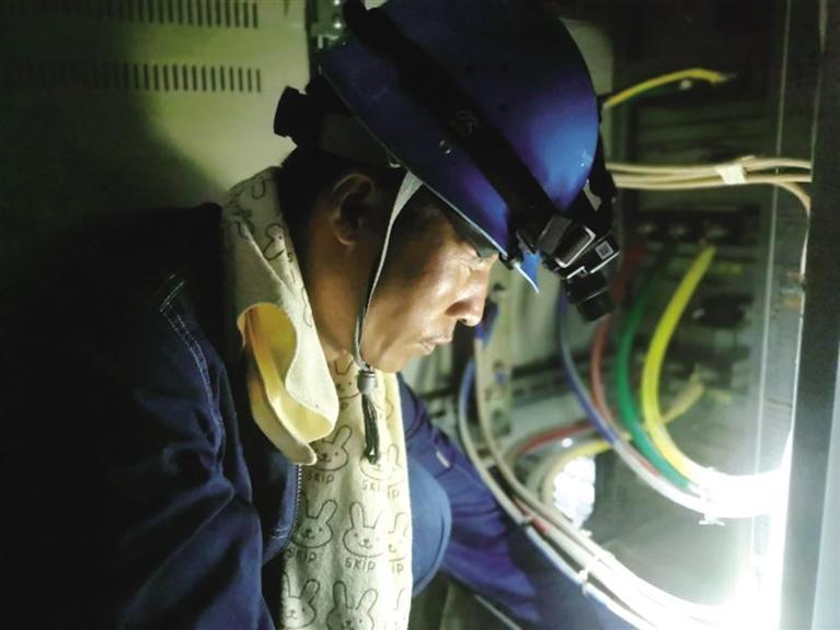 抢险队员正在进行抢修