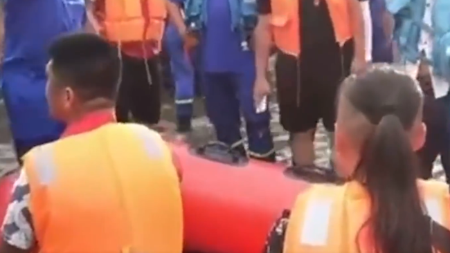网红为拍视频穿救生衣偷救生艇 被发现后被救援队怒怼