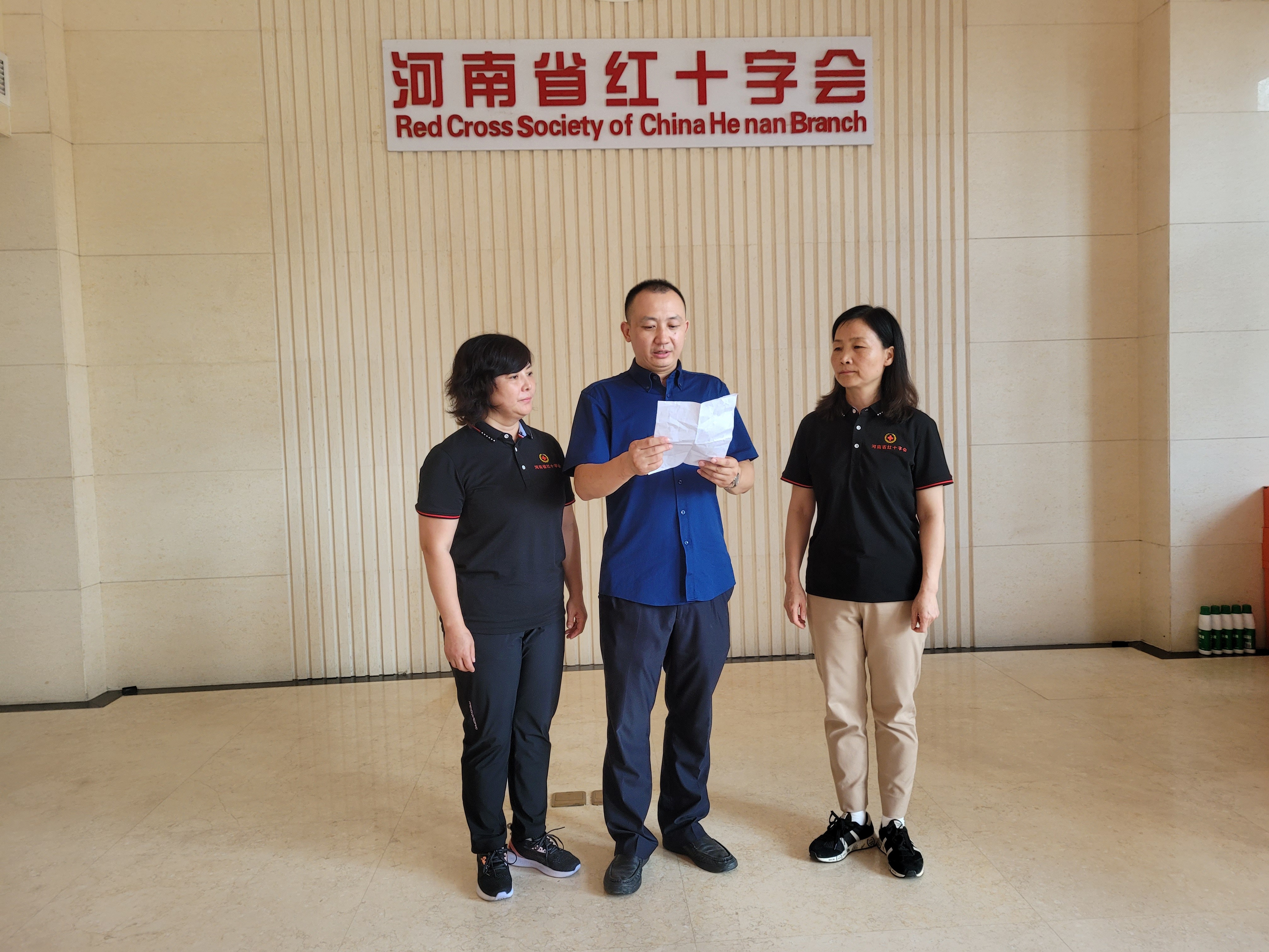 宣读香港航天科技集团董事局文壹川主席撰写签名的《董事长寄语》 沙靖涵 摄