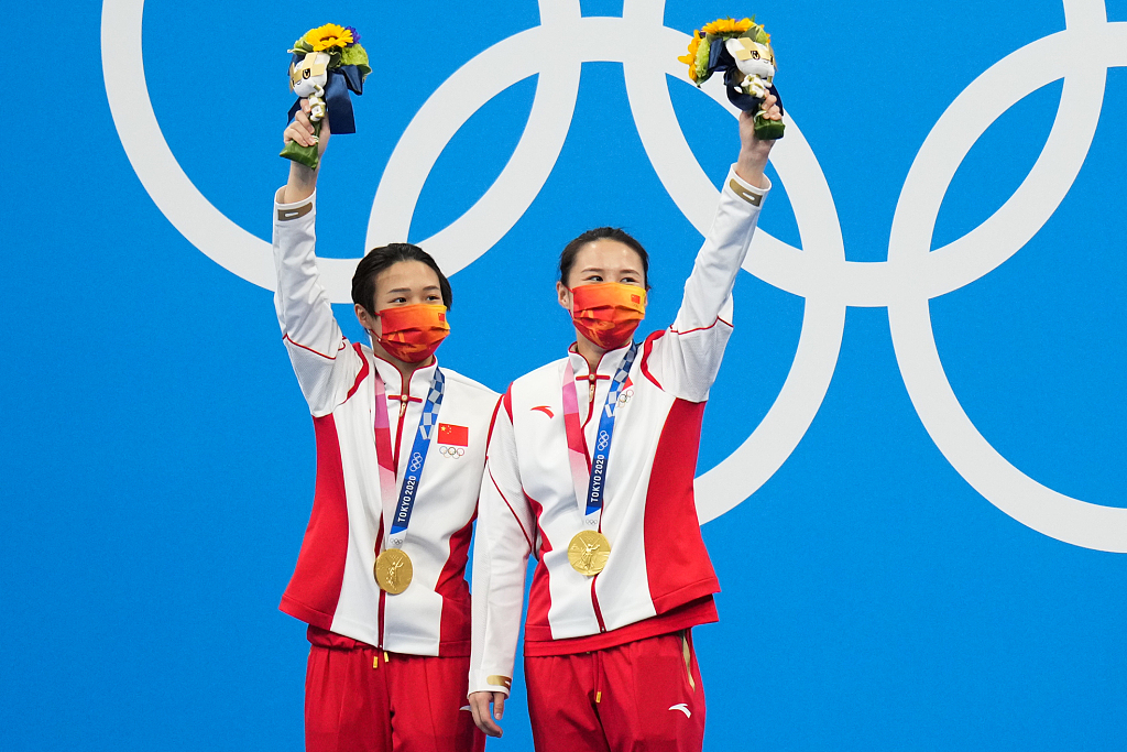 施廷懋王涵夺金两人在最高领奖台紧紧相拥