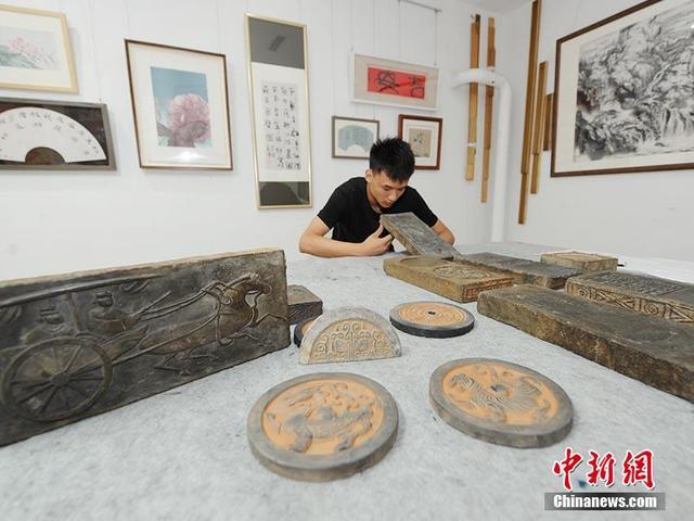 拓印前魏飒查看古砖上的图案纹理。刘栋 摄