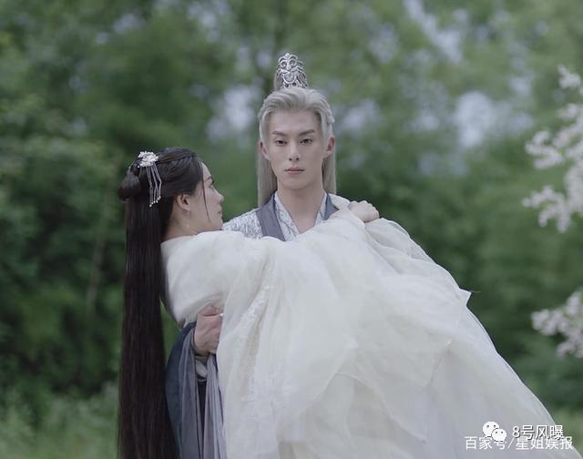 前段时间播的《遇龙》,原版橙光游戏中分明写着"眼里不经意流露出的