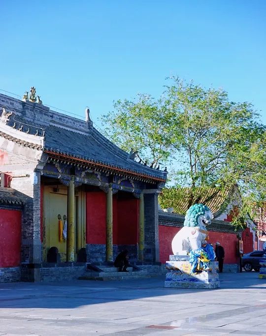贝子庙蒙古语名“班智达葛根庙”，汉名“崇善寺”。是内蒙古四大庙宇之一。