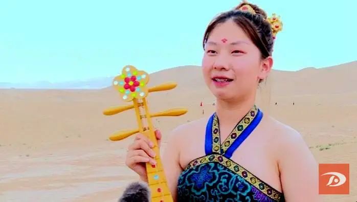 来鸣沙山月牙泉 看真人版“敦煌飞天壁画”！